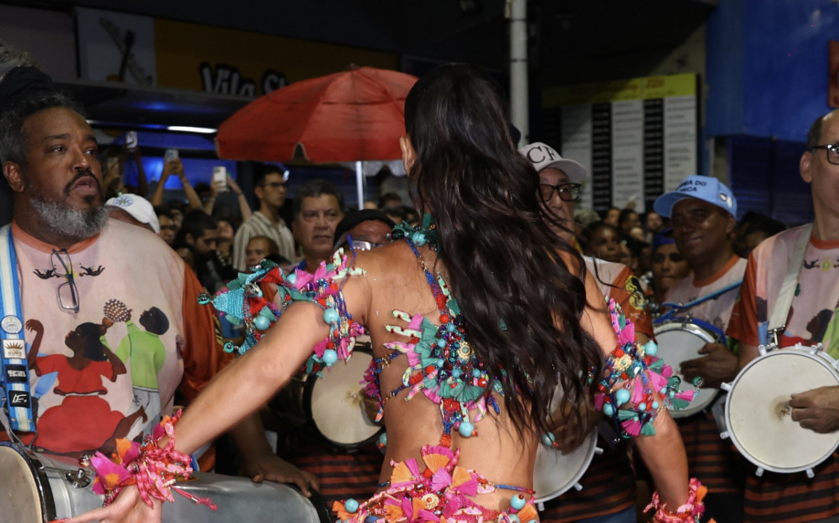 Sabrina Sato participa do ensaio de rua da Vila Isabel