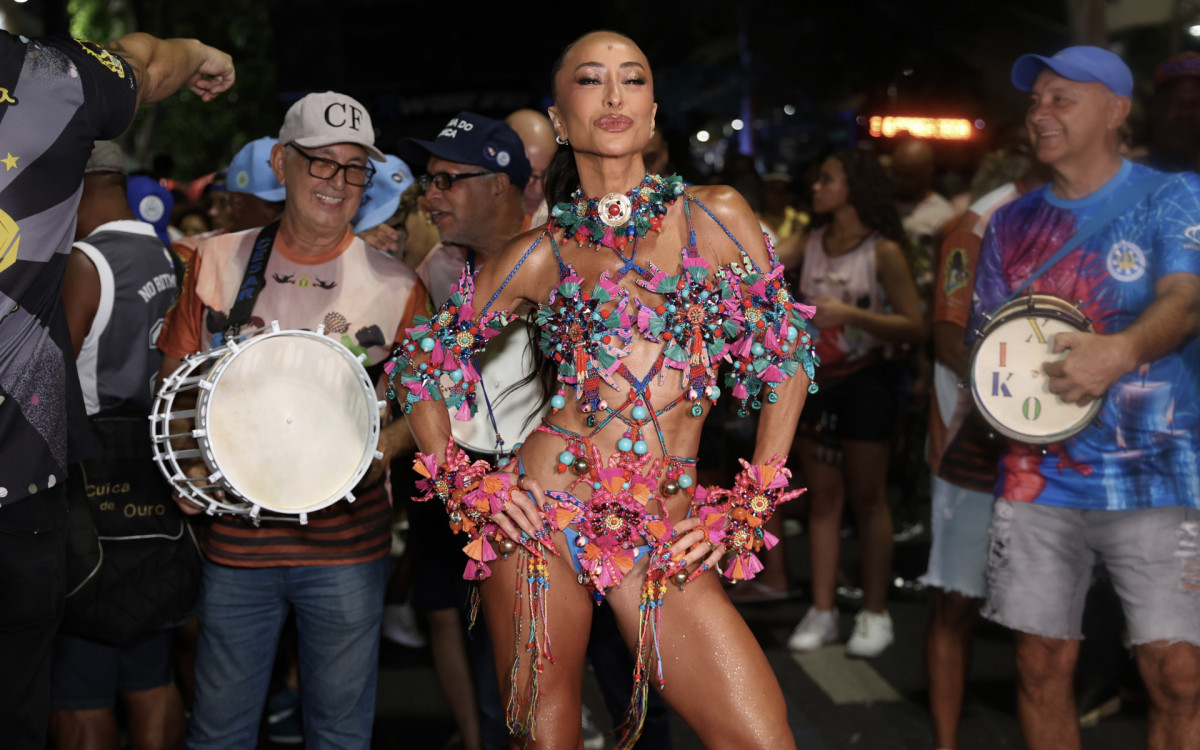 Sabrina Sato participa de ensaio de rua da Vila Isabel