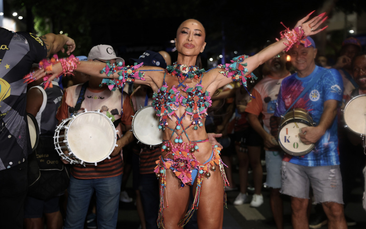 Sabrina Sato participa de ensaio de rua da Vila Isabel