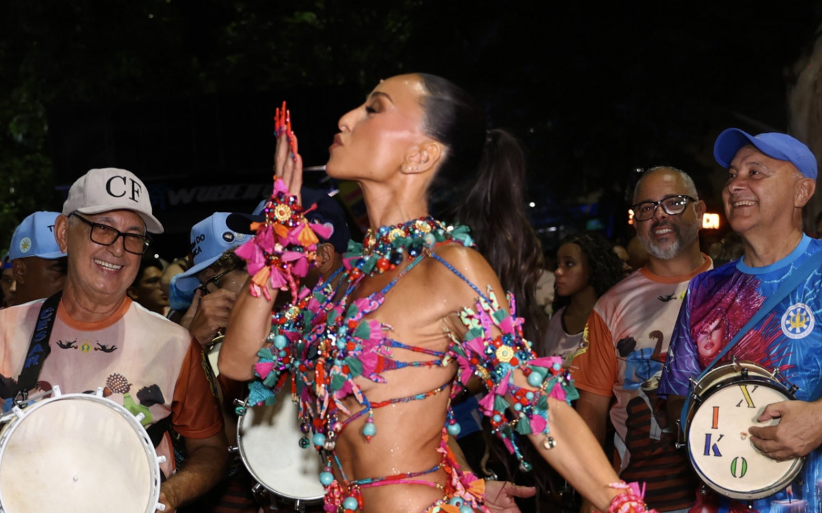 Sabrina Sato participa de ensaio de rua da Vila Isabel