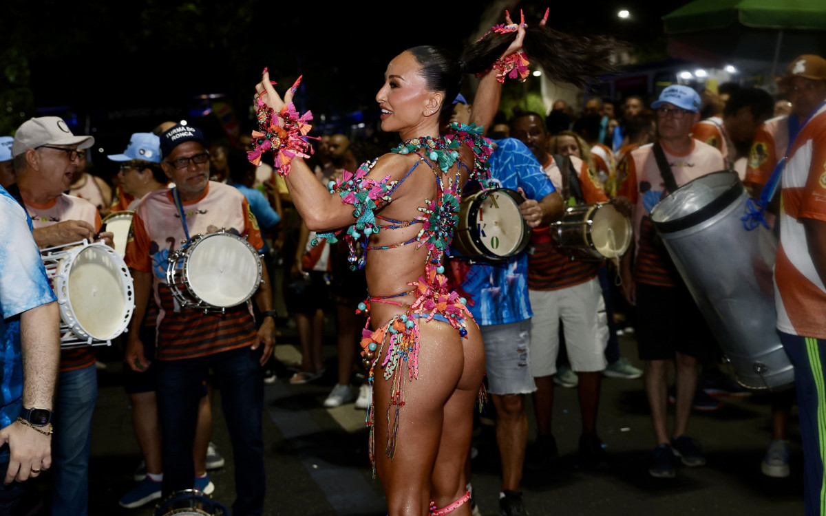 Sabrina Sato participa de ensaio de rua da Vila Isabel