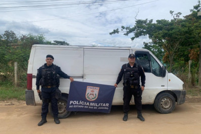 Furgão roubado é localizado vazio de suspeitos em bairro de Rio das Ostras