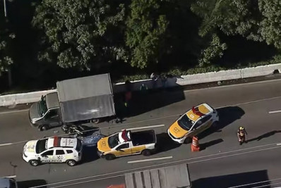 Motociclista morre em acidente com caminhão em São Paulo