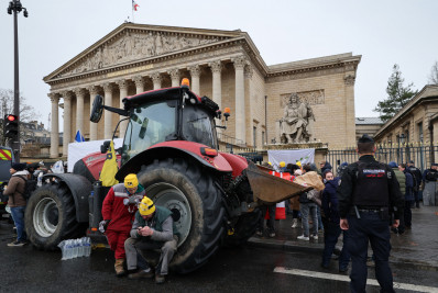 Agricultores entram com tratores em Paris para protestar contra acordo UE-Mercosul