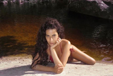 Marina Sena chama atenção em ensaio de biquíni na cachoeira