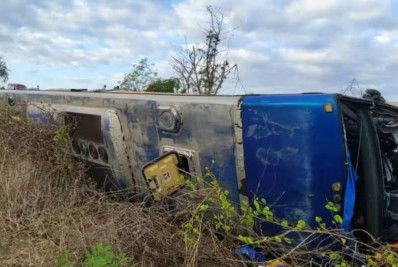Ônibus tomba e deixa passageiros feridos no Ceará