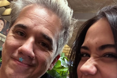 Rogério Flausino se despede da filha que estuda na Inglaterra e emociona fãs