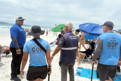Prefeitura reforça orientação contra altinha, som alto e vidro na Praia do Forte, em Cabo Frio