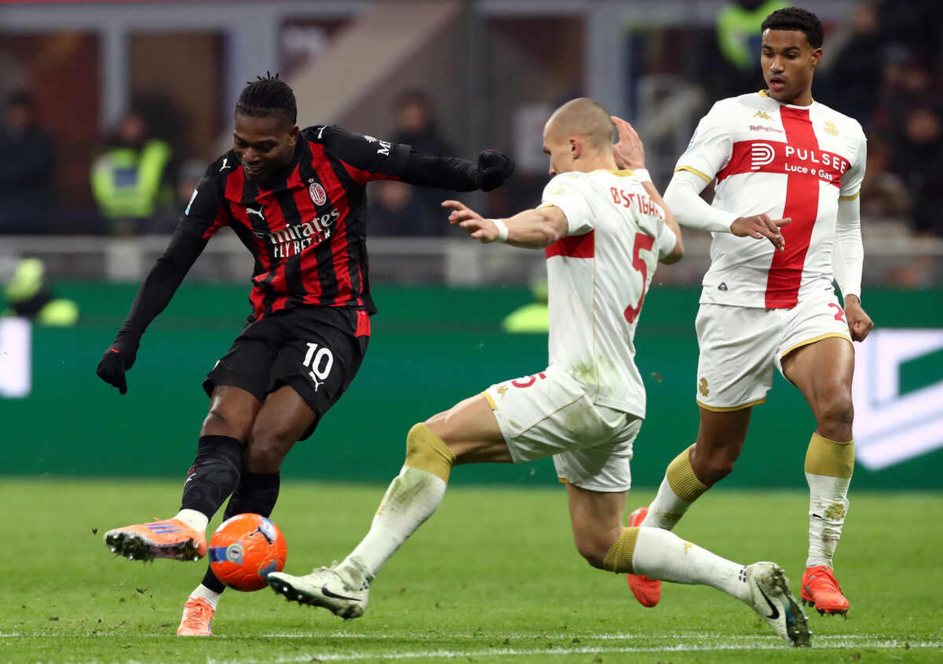 Genoa perde p&ecirc;nalti no fim e fica no empate com o Milan pelo Italiano