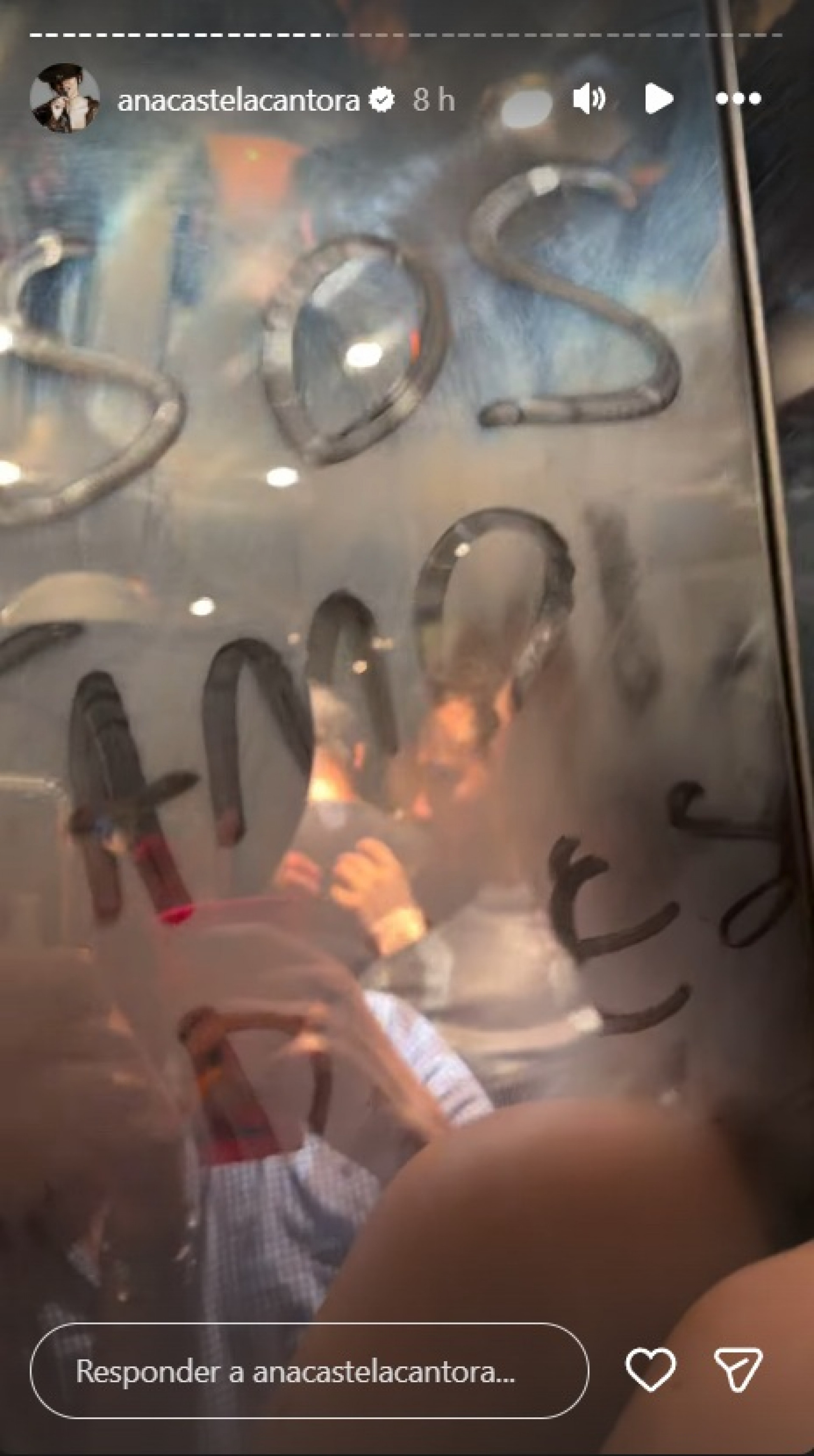 Ana Castela mostra vidro do elevador embaçado quando ela, amigos e a equipe ficaram presos - Reprodução / Instagram