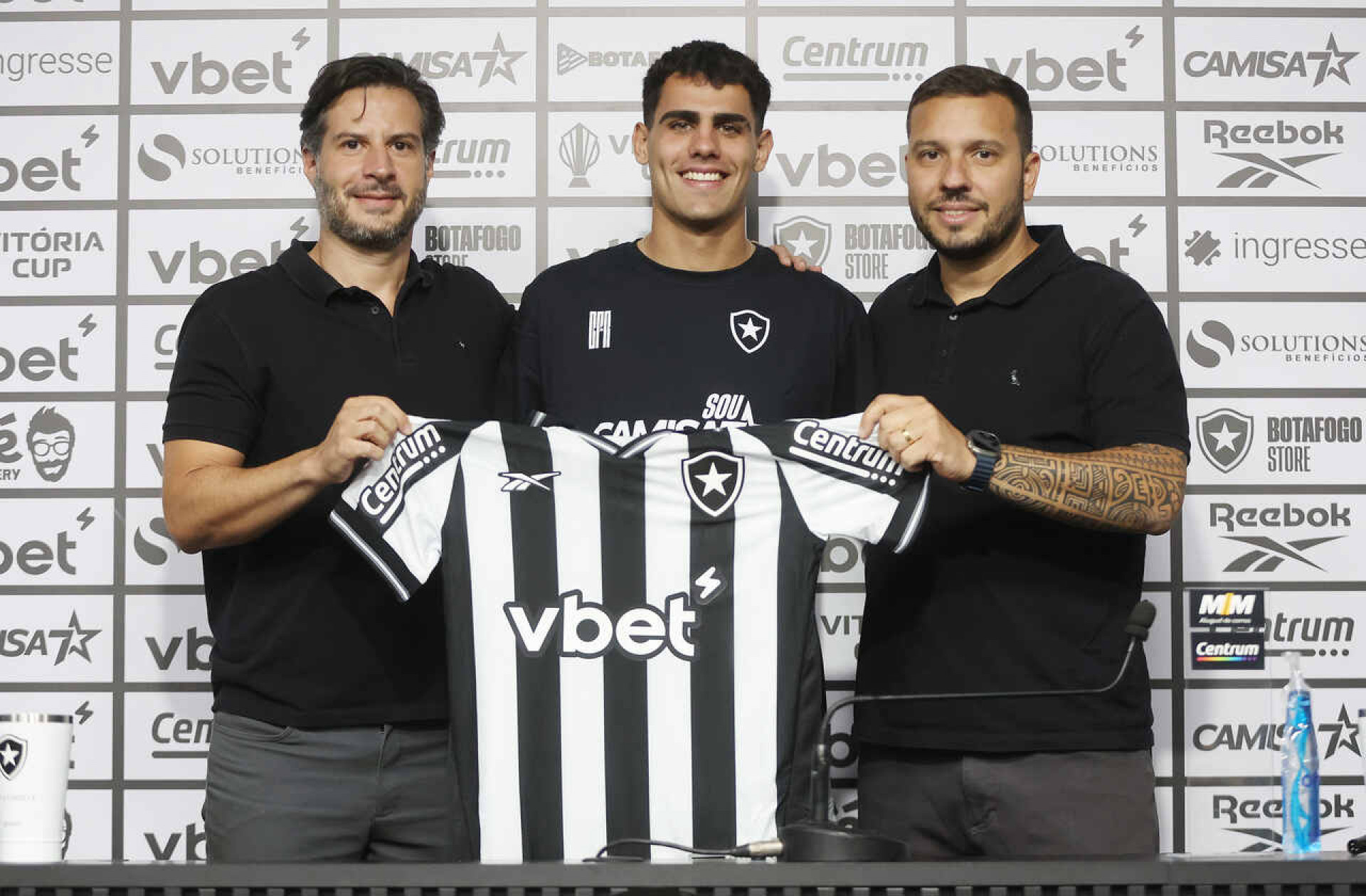 “N&atilde;o precisaram me convencer. Aceitei quando soube que era o Botafogo”