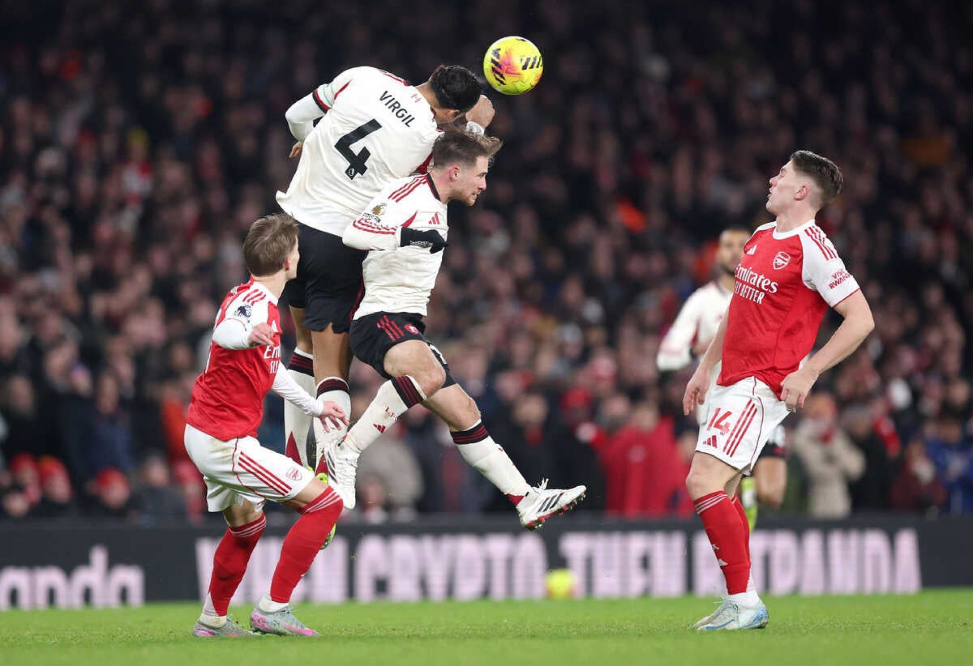 Arsenal e Liverpool empatam sem gols em duelo equilibrado na Premier League