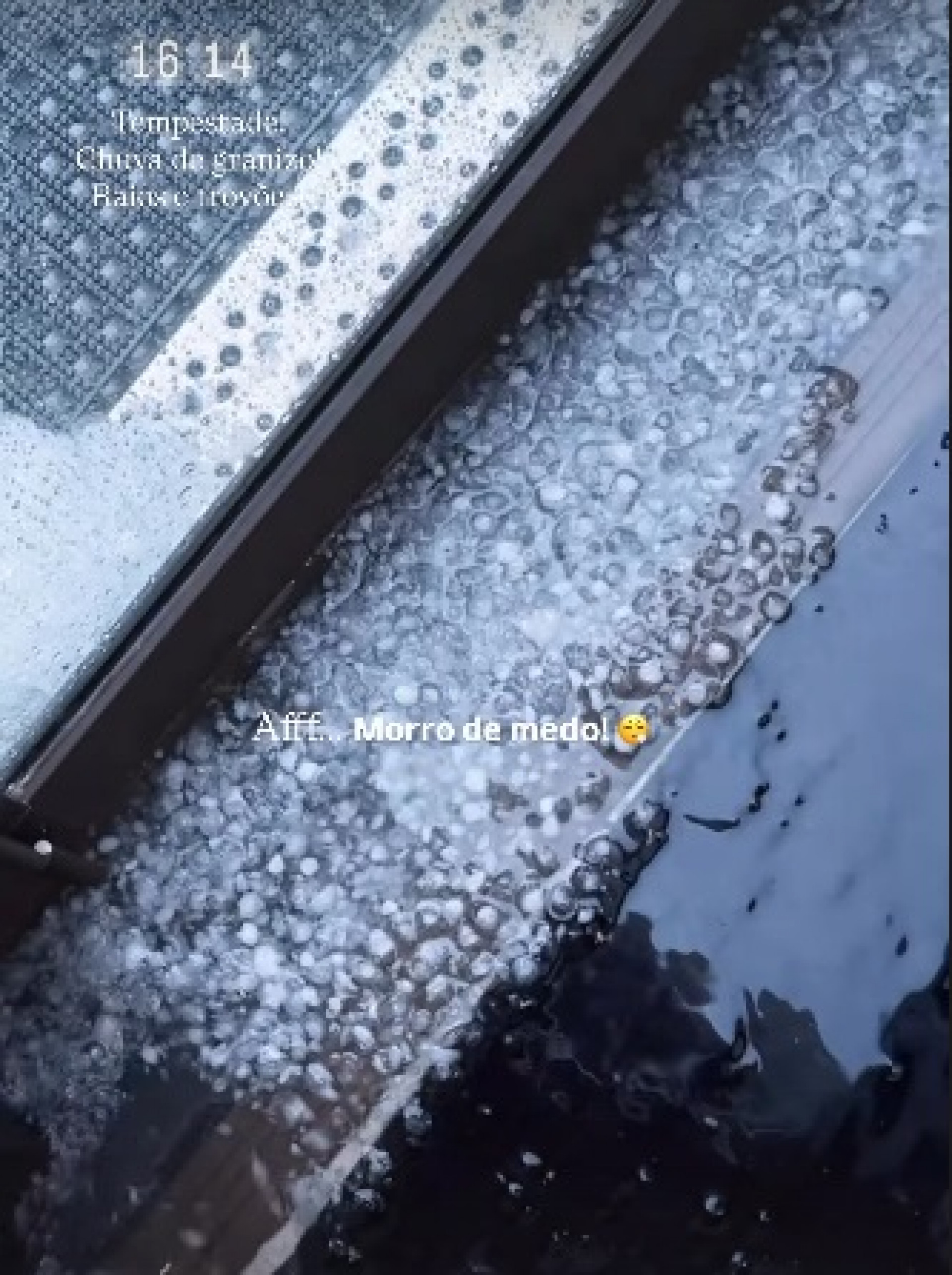 Pedras de granizo na varanda de Carol Peixinho
- Reprodução/Instagram