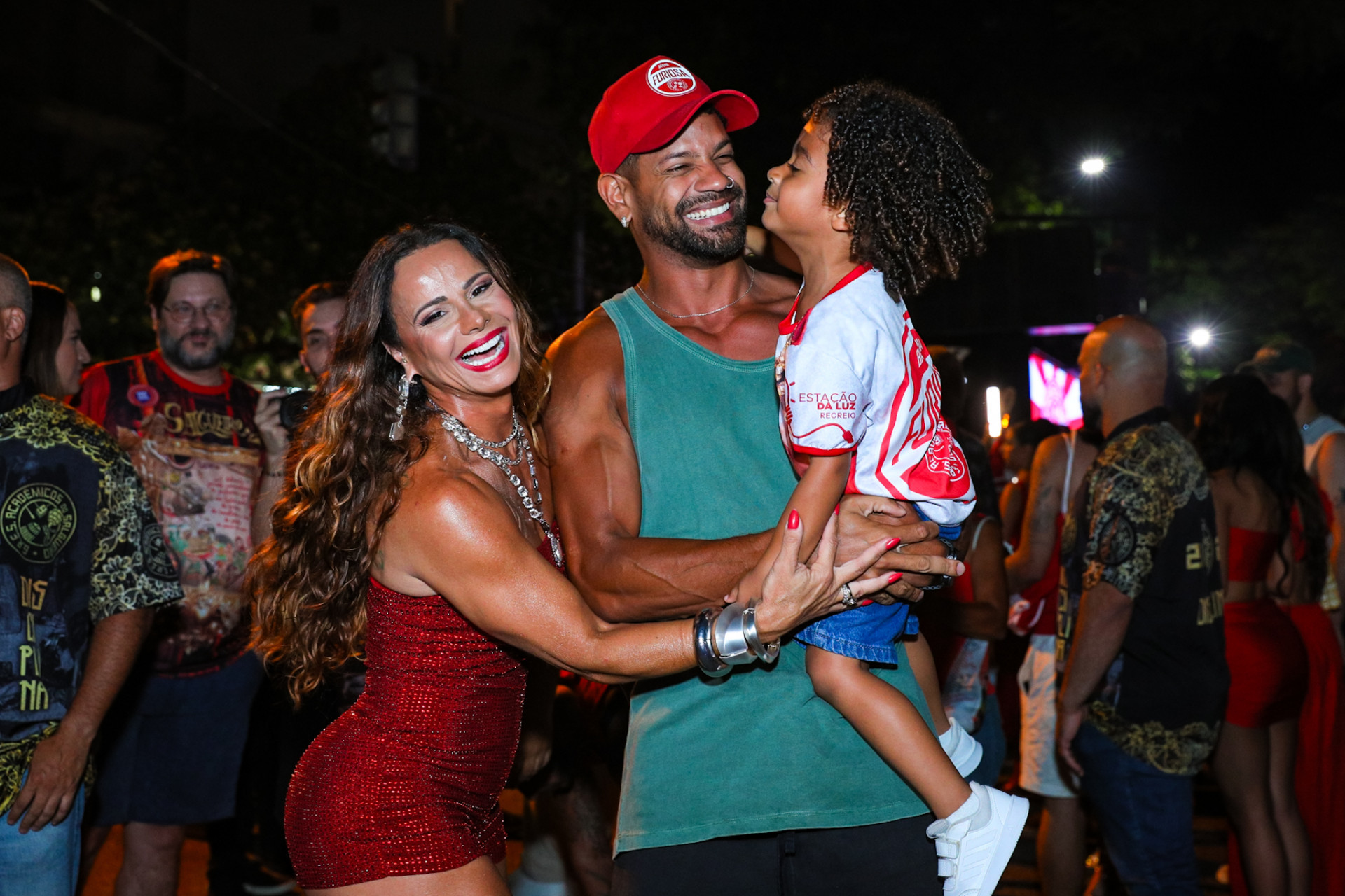 Viviane Araújo chegou com o marido e filho no ensaio de rua do Salgueiro  - Victor Chapetta/Brazil News