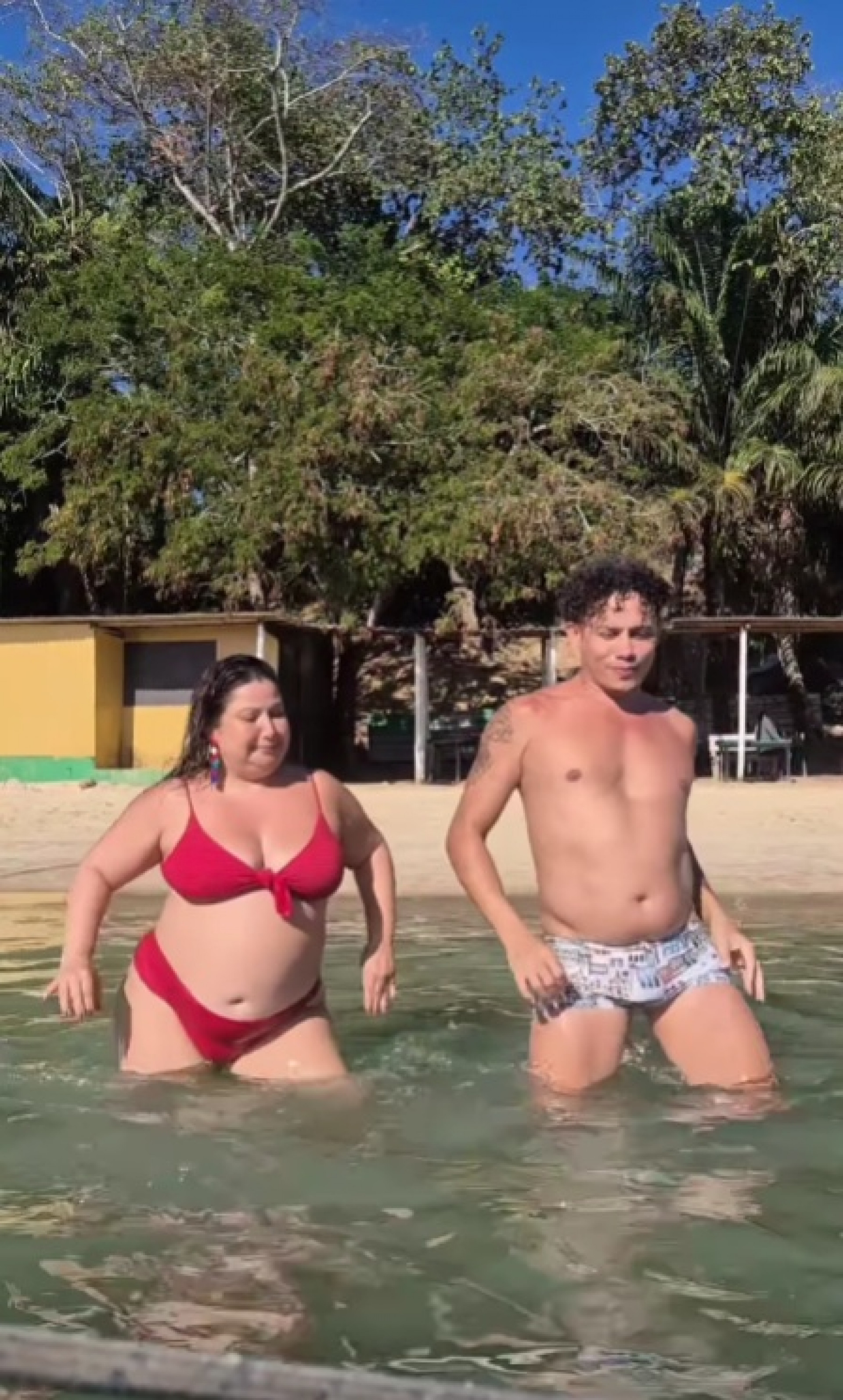 Mariana Xavier e Silvero Pereira dançam 'É o Tchan no Havaí' do grupo É o Tchan - Reprodução / Instagram