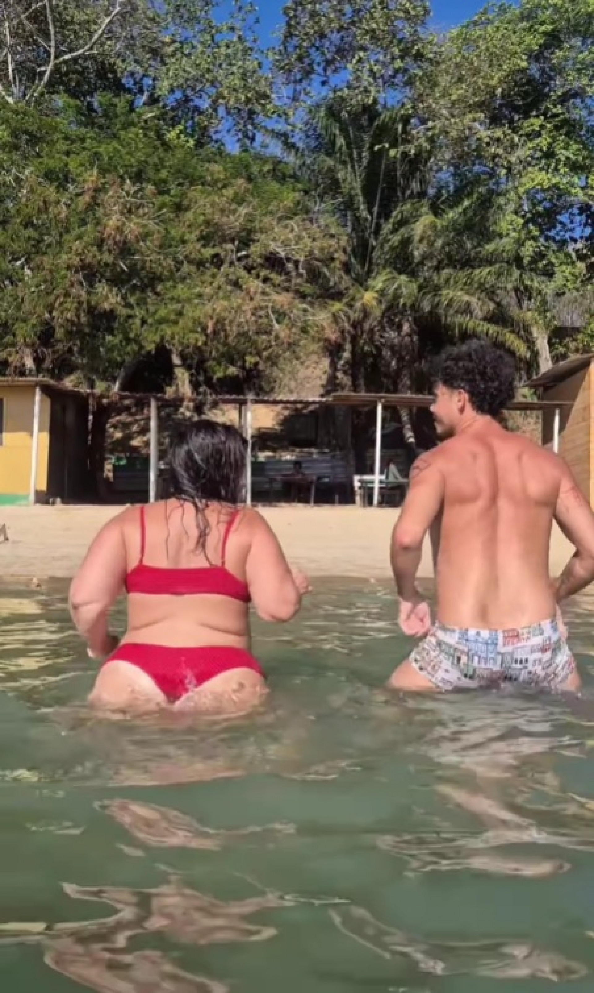 Mariana Xavier e Silvero Pereira dançam 'É o Tchan no Havaí' do grupo É o Tchan - Reprodução / Instagram
