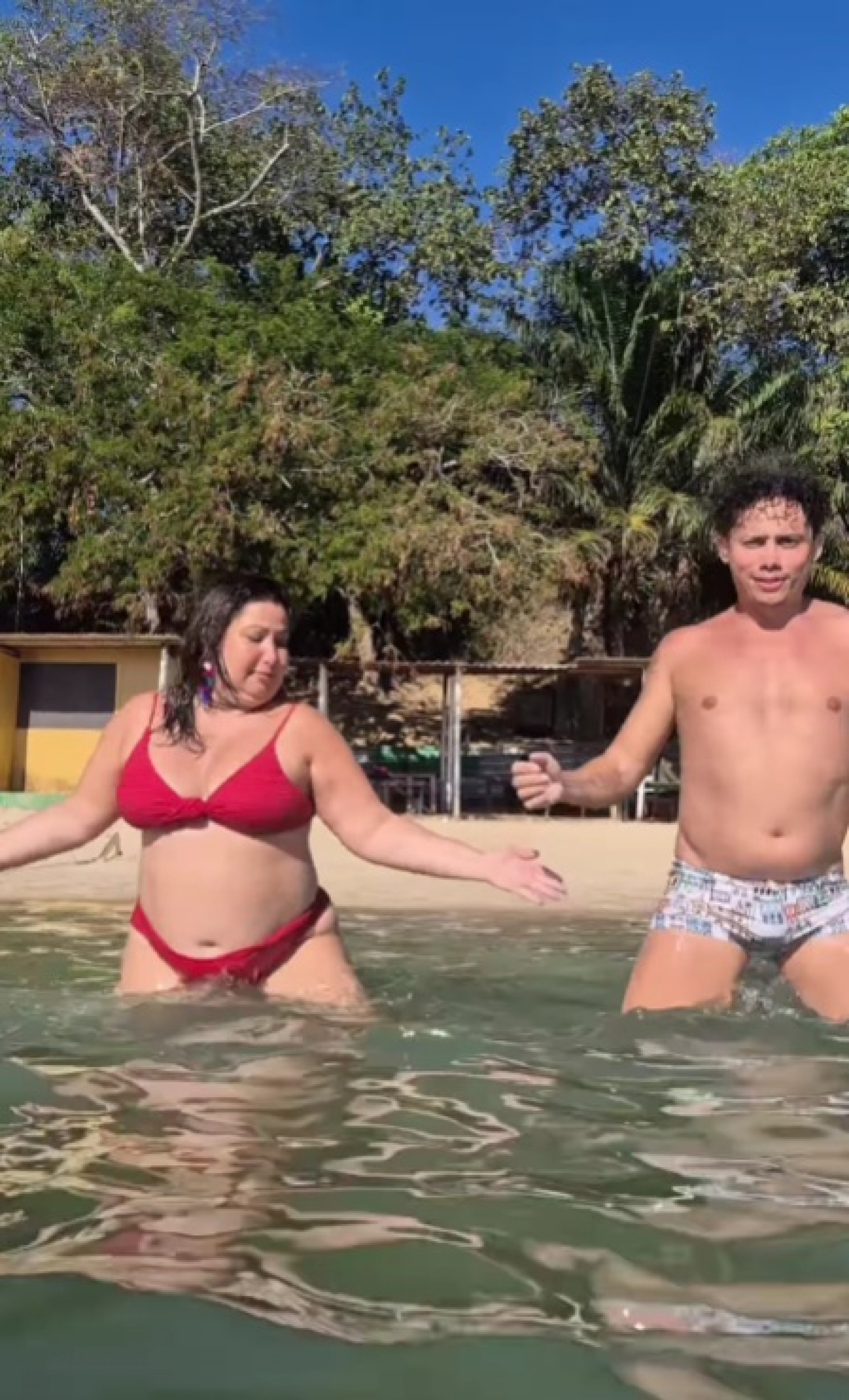 Mariana Xavier e Silvero Pereira dançam 'É o Tchan no Havaí' do grupo É o Tchan - Reprodução / Instagram