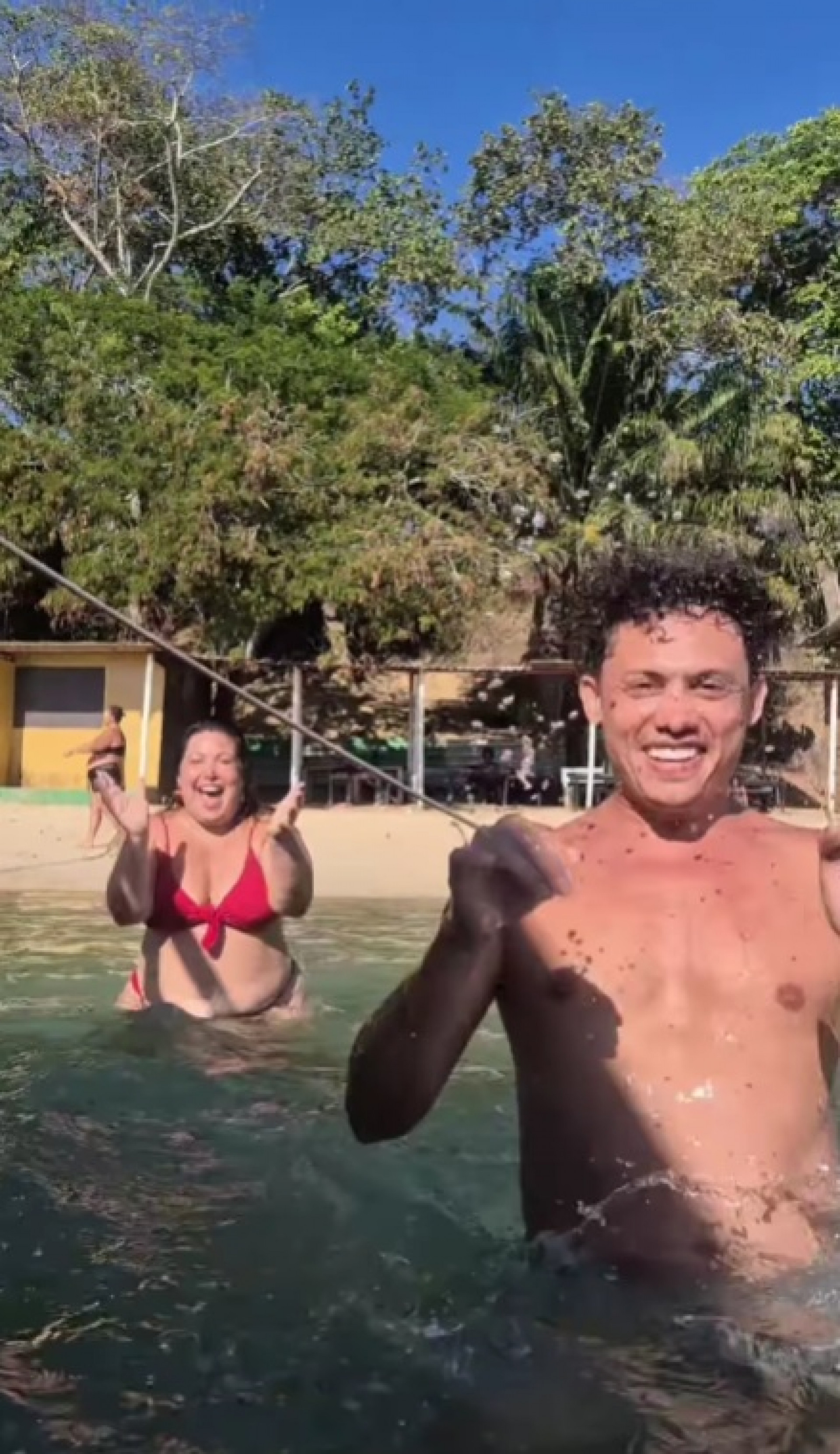 Mariana Xavier e Silvero Pereira dançam 'É o Tchan no Havaí' do grupo É o Tchan - Reprodução / Instagram