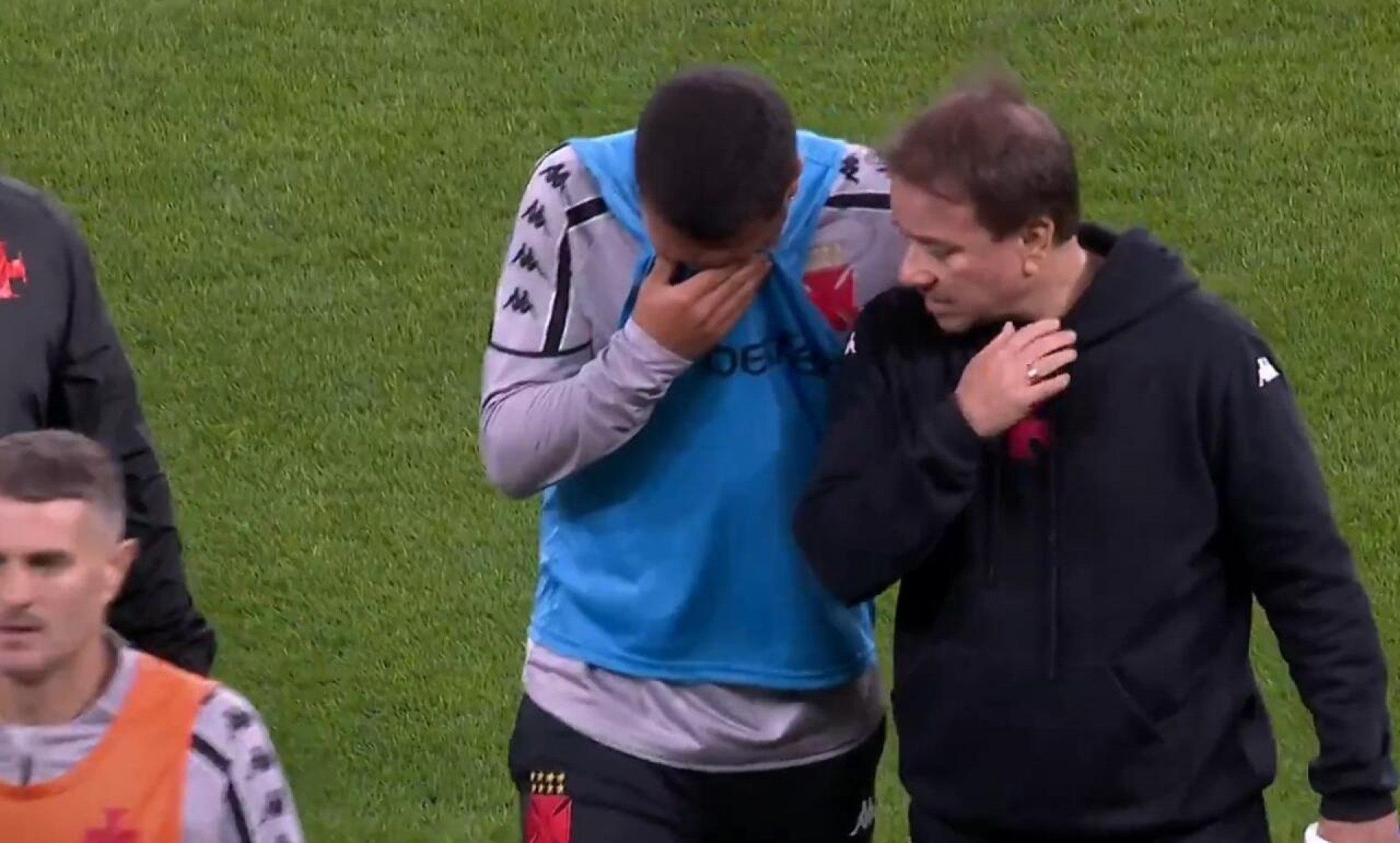 Matheus Carvalho passa por cirurgia e desfalca o Vasco por pelo menos seis meses