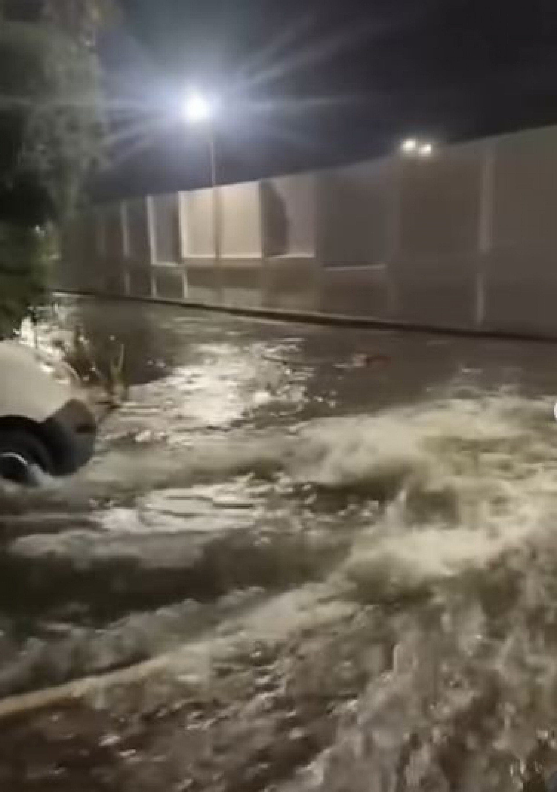 Vazamento inundou parte da Estação de Tratamento de Água do Guandu, em Nova Iguaçu