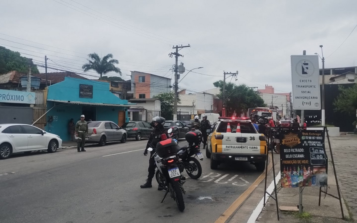 Agentes de trânsito e policiais militares realizam abordagens em área movimentada de Macaé durante operação de fiscalização