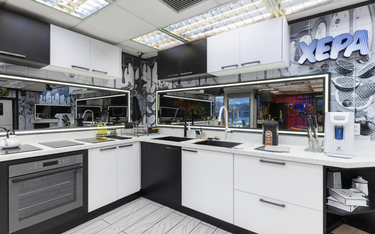 Cozinha da Xepa do 'BBB 26' &eacute; toda em preto e branco