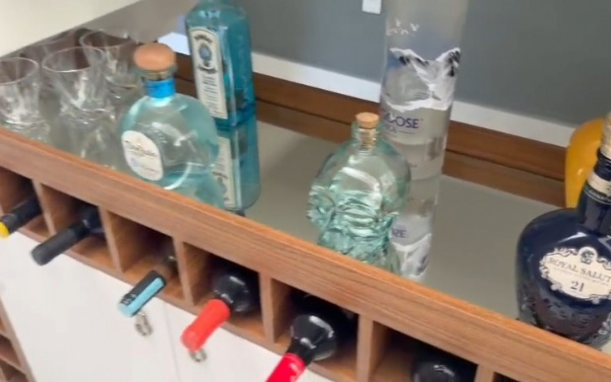 Endereço onde agentes cumpriram mandados contava com bebidas de luxo