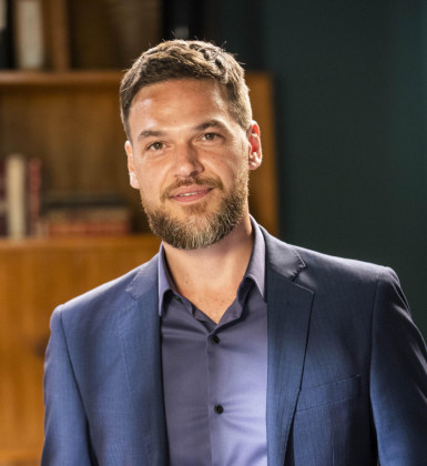 Emílio Dantas faz compra online e recebe produto inusitado