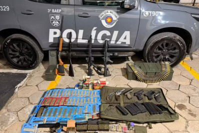 Homem é preso com arsenal de guerra escondido em cofres no litoral de SP