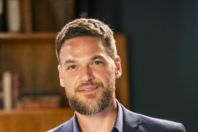 Emílio Dantas faz compra online e recebe produto inusitado