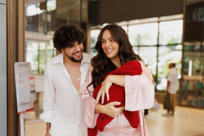 Rafa Kalimann e Nattan deixam a maternidade com a filha