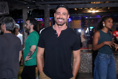 Cauã Reymond e outros atores celebram fim das gravações da série 'Jogada de Risco' 