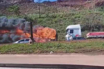 Vídeo: ônibus em chamas bate em barranco na rodovia Fernão Dias