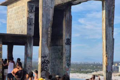 Mesmo interditado, ponto turístico em Arraial do Cabo registra fila de pessoas para selfies