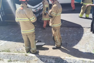 Motociclista fica ferido em acidente envolvendo ônibus na Avenida Teixeira e Souza, em Cabo Frio