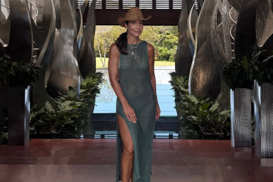 Solteira, Ivete Sangalo aposta em vestido vazado e curte dia de praia em Trancoso