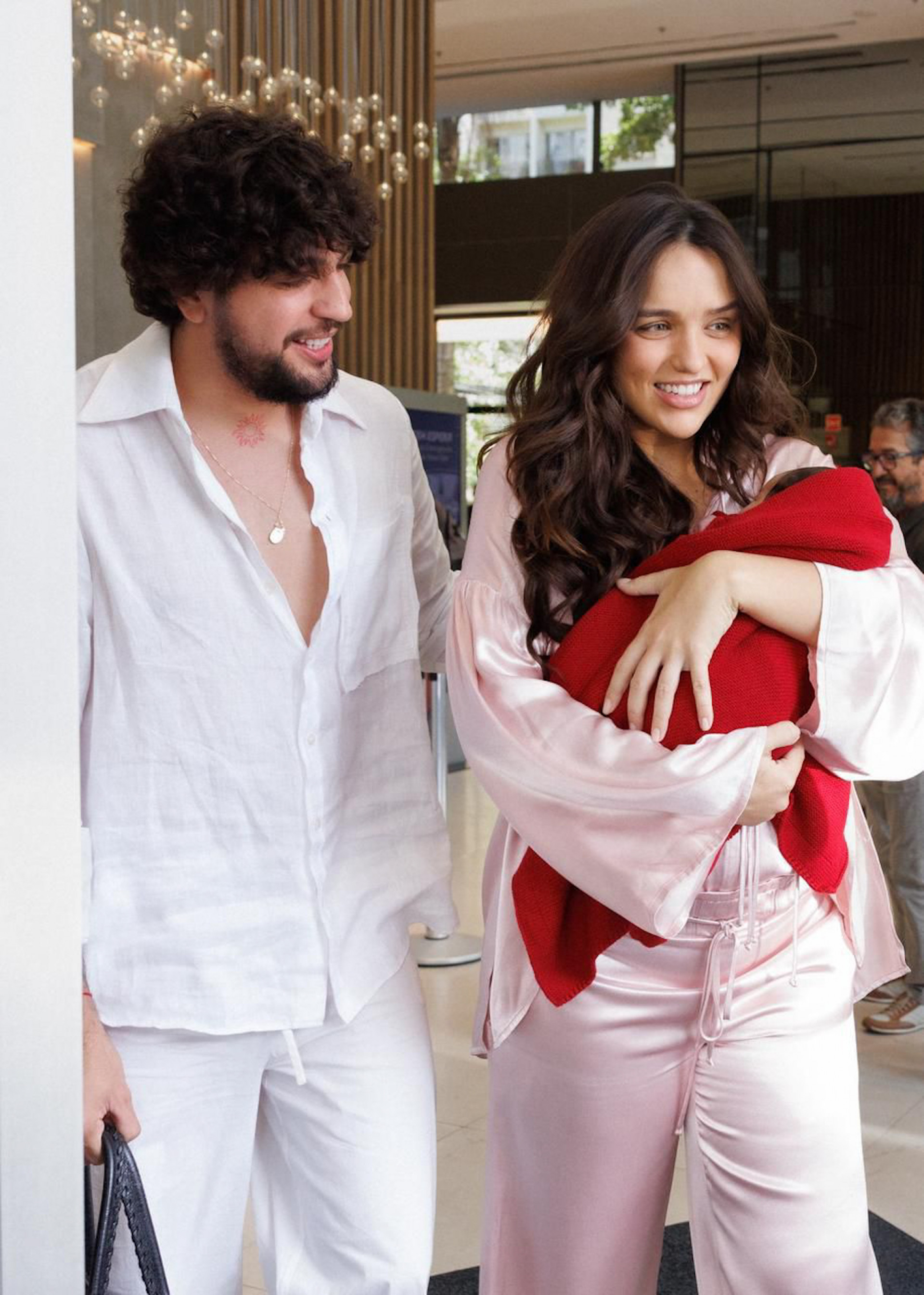 Rafa Kalimann e Nattan deixam a maternidade com Zuza - Brazil News