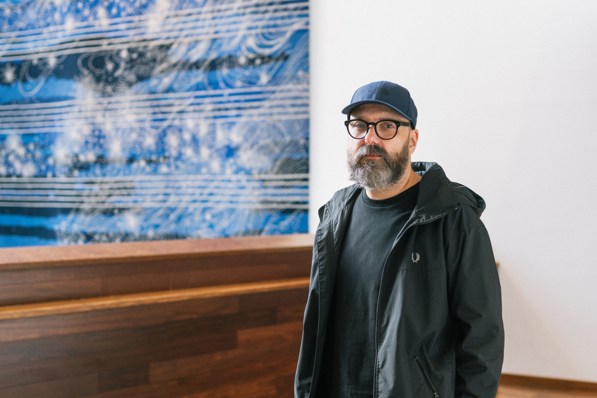 O diretor da peça, Felipe Hirsch, possui mais de 100 prêmios e indicações na América Latina - Mayra Azzi / Divulgação