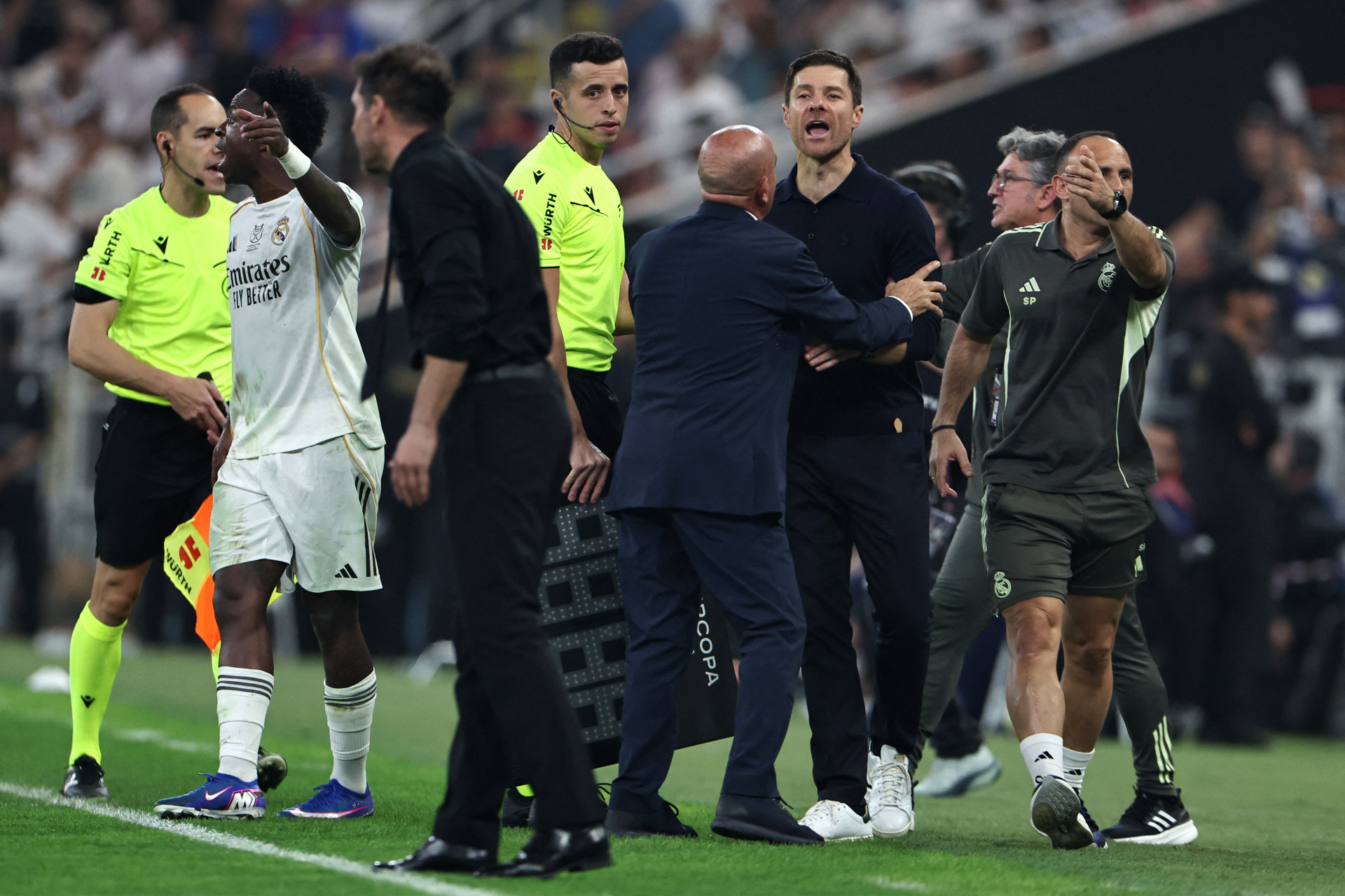 Vinicius Júnior aponta para Simeone durante confusão em substituição - Fadel Senna / AFP
