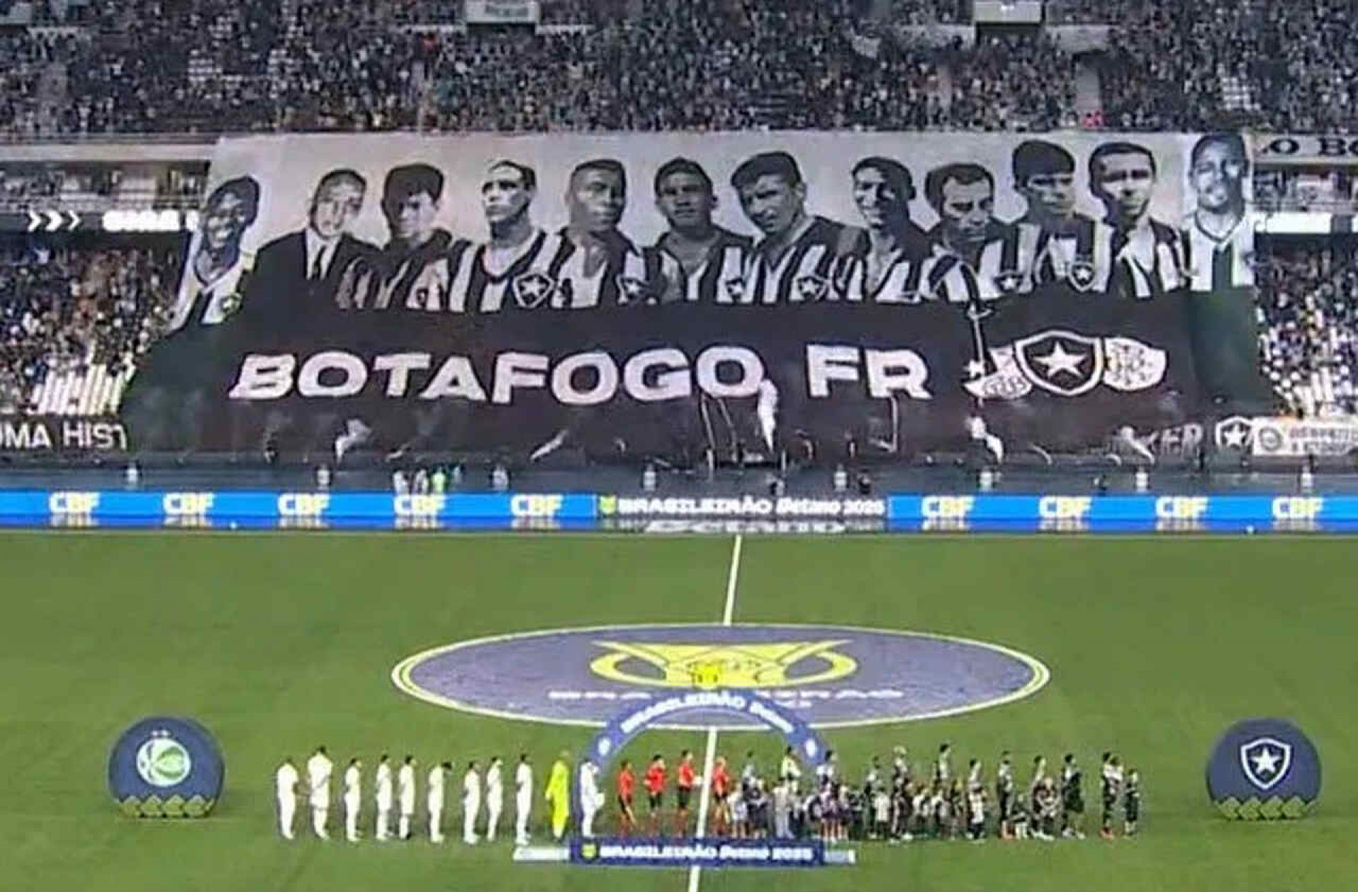 Torcida do Botafogo troca Freitas por Jefferson em bandeir&atilde;o de &iacute;dolos