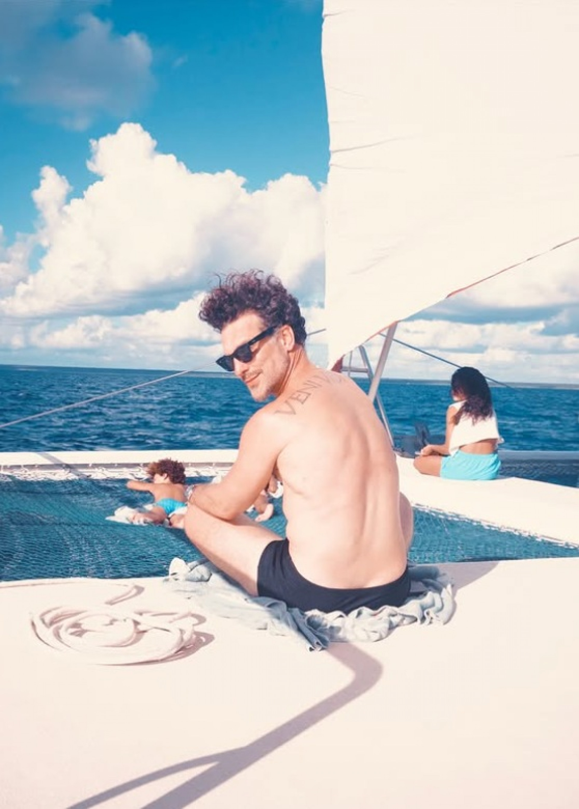 Igor Rickli e os filhos, Antônio e Fátima, ao fundo - Reprodução / Instagram