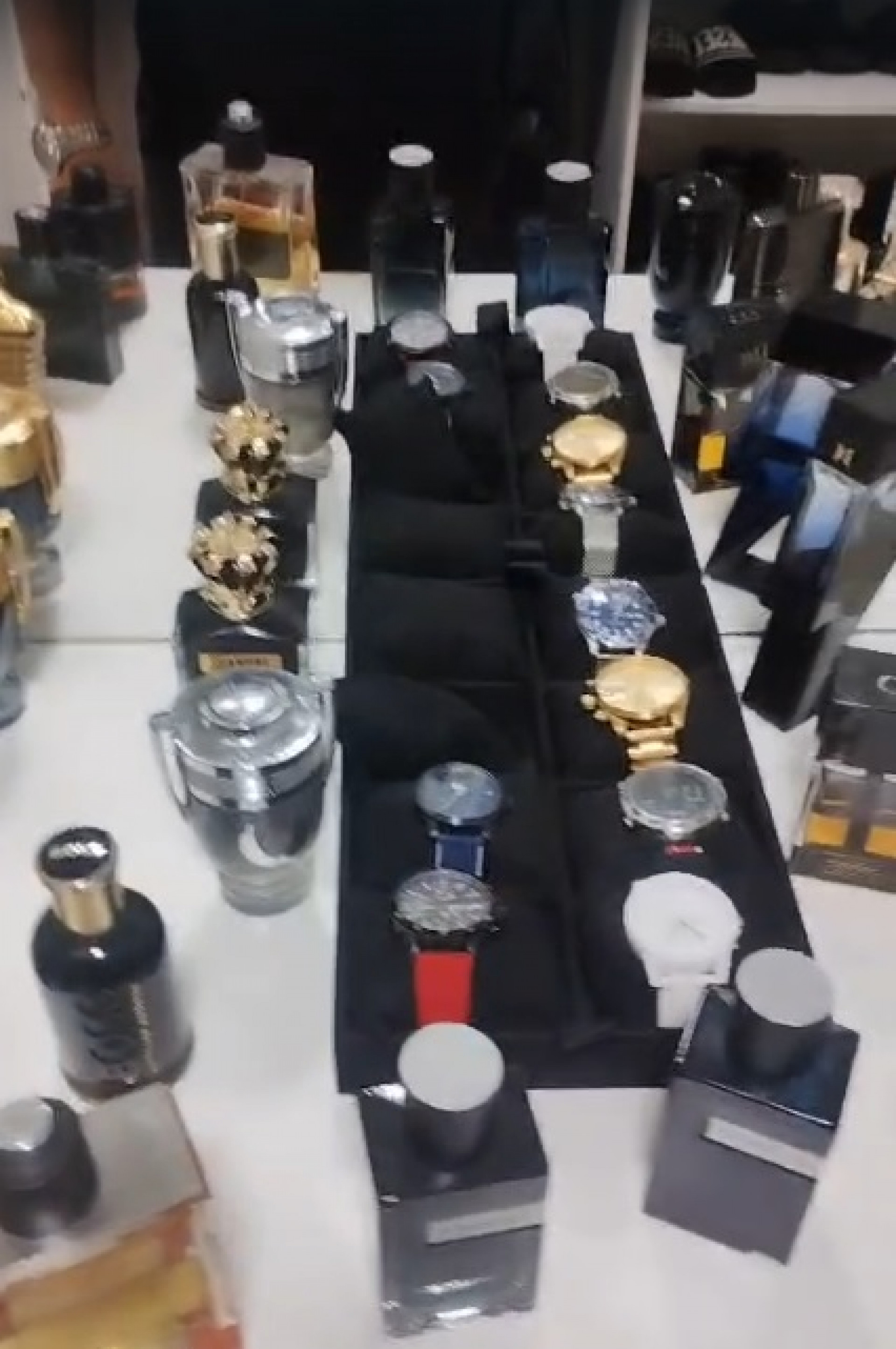 Agentes encontraram perfumes e relógios de luxo em endereço ligado a investigados