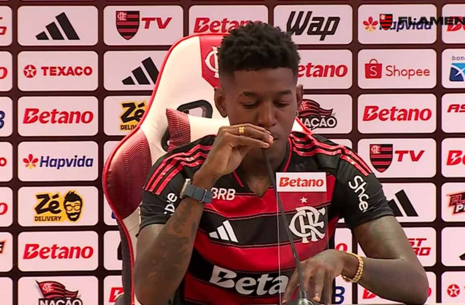 Vit&atilde;o chora em apresenta&ccedil;&atilde;o no Flamengo: “Maior clube do Brasil”