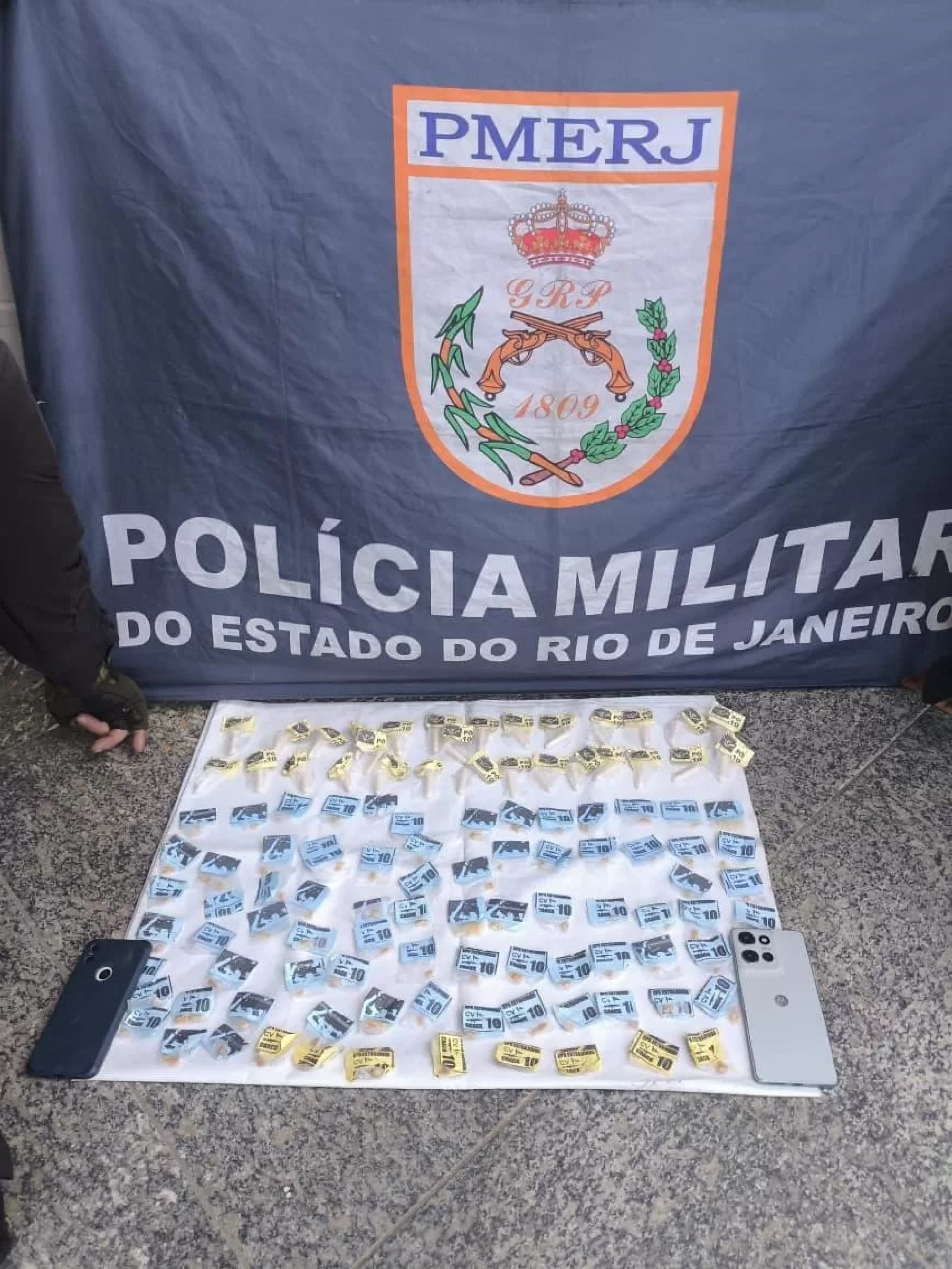 30 gramas de cocaína e dois aparelhos celulares