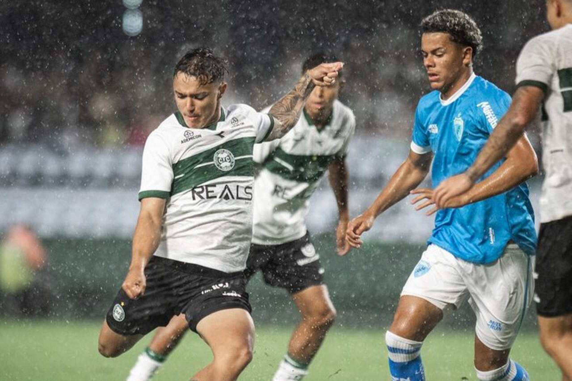 Em jogo com p&ecirc;naltis e expuls&otilde;es, Coritiba empata com Londrina e segue sem vencer no Paranaense
