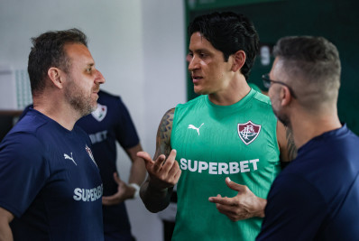 Cano passa por cirurgia no joelho direito