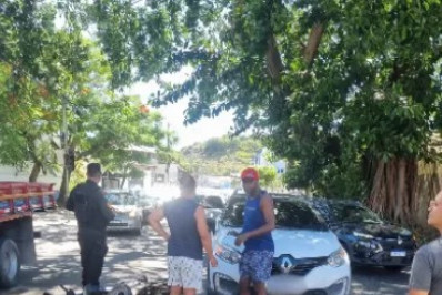 Colisão entre SUV e motocicleta deixa trânsito lento em Cabo Frio