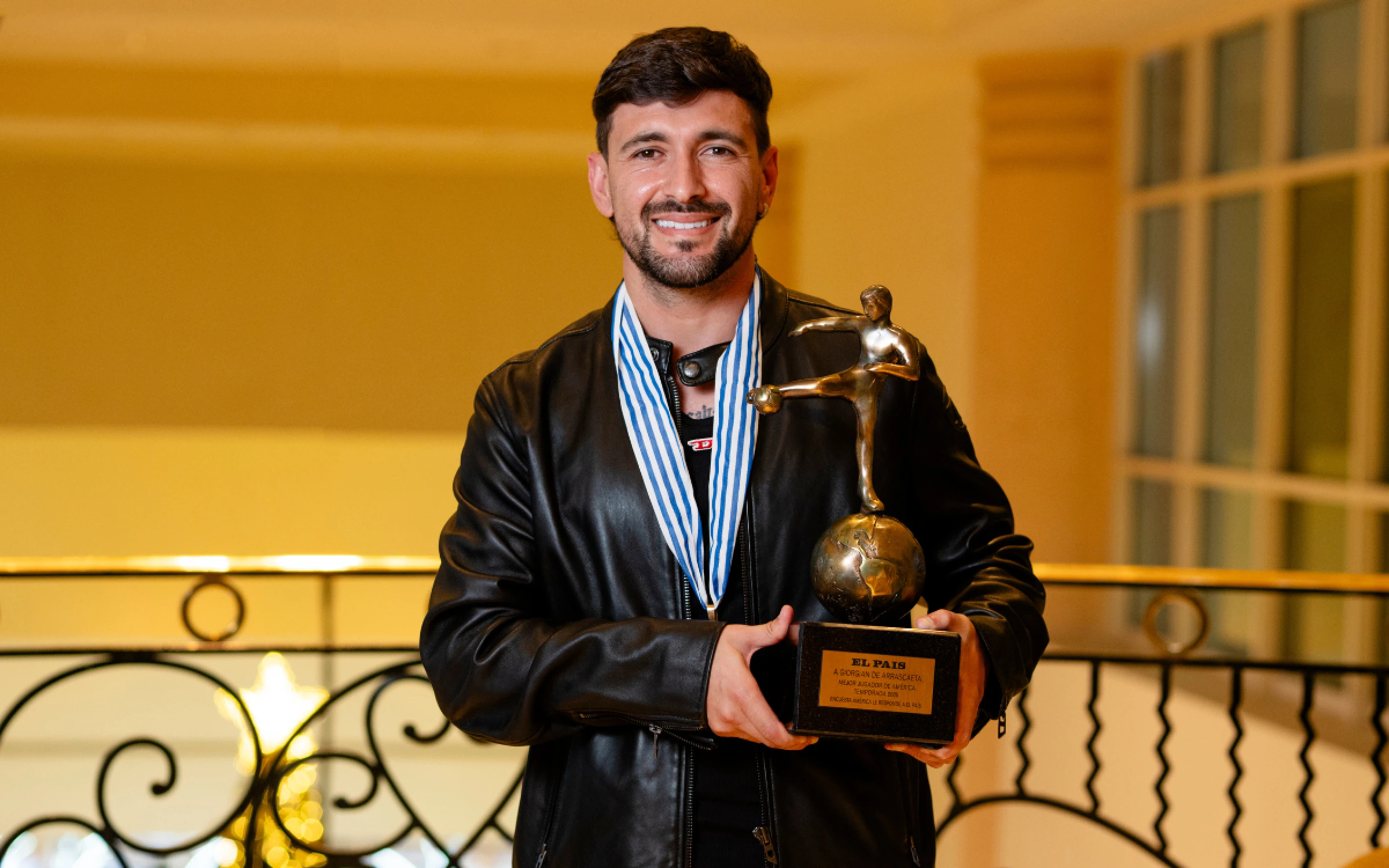 Arrascaeta recebe prêmio de 'Rei da América'