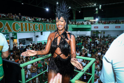 Iza marca presença em ensaio da Imperatriz Leopoldinense com figurino exclusivo