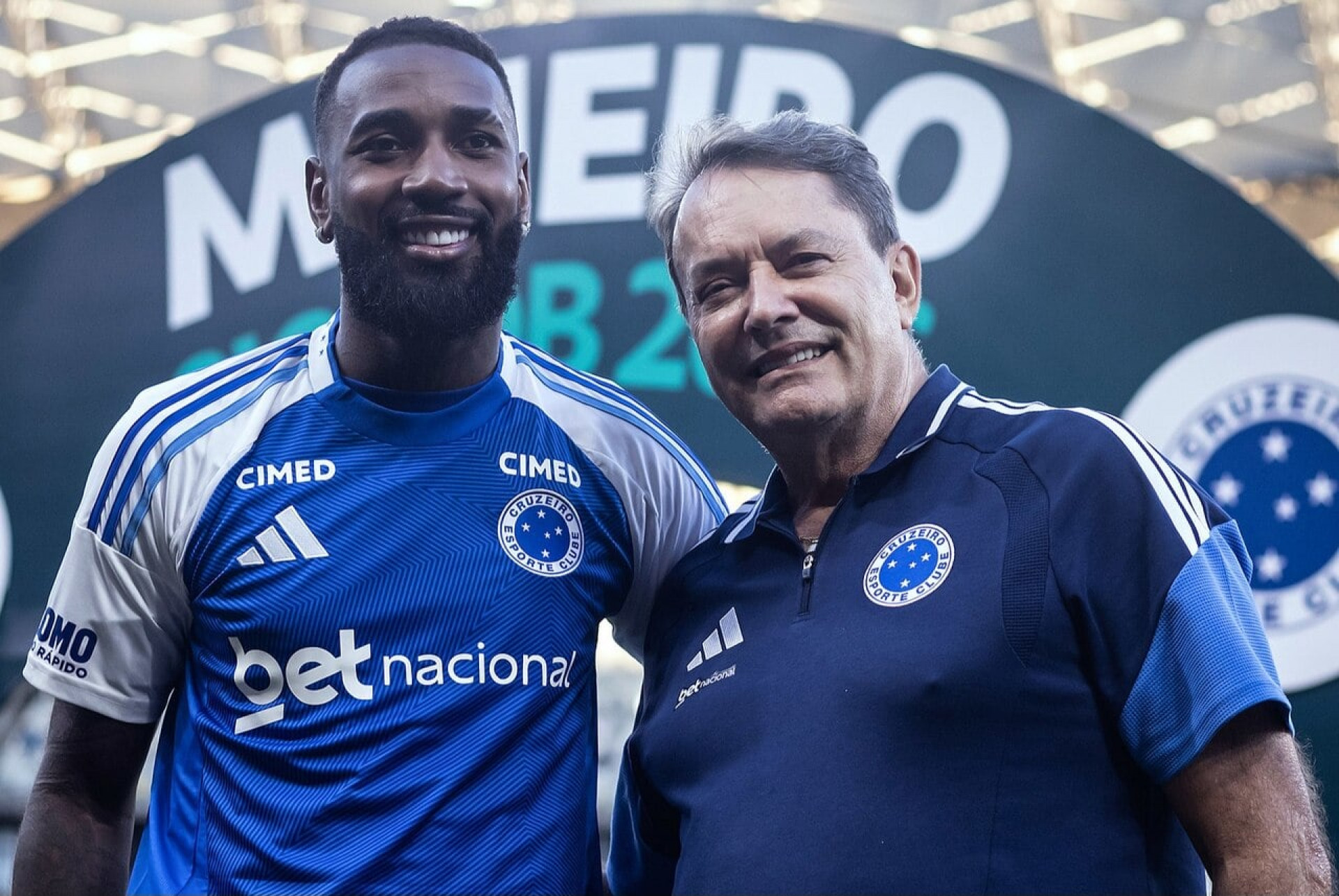 Gerson &eacute; ovacionado ao ser apresentado no Mineir&atilde;o